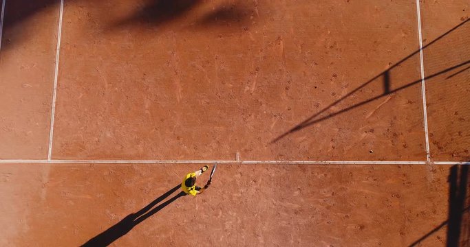 jeunes qui jouent au tennis sur terre battue 