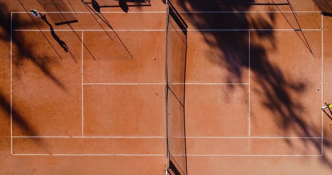 jeunes qui jouent au tennis sur terre battue 