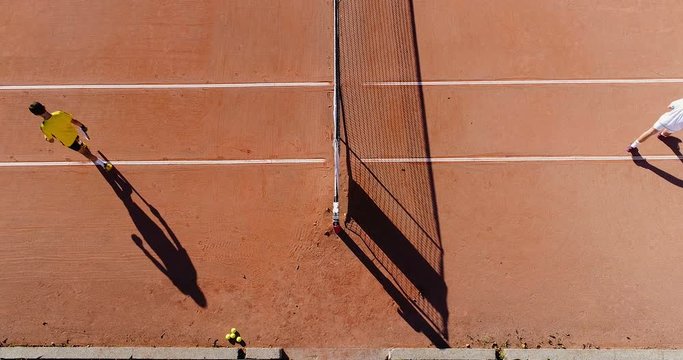 jeunes qui jouent au tennis sur terre battue 