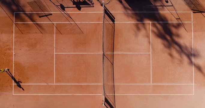 jeunes qui jouent au tennis sur terre battue 