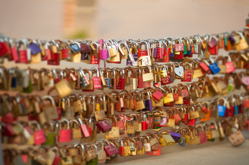 Liebesschl&ouml;sser an einer Fu&szlig;g&auml;ngerbr&uuml;cke am Fluss  Obertrave in L&uuml;beck