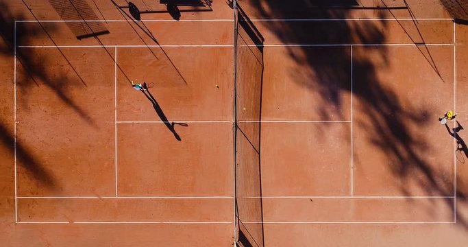jeunes qui jouent au tennis sur terre battue 