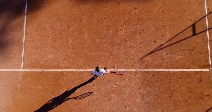 jeunes qui jouent au tennis sur terre battue 