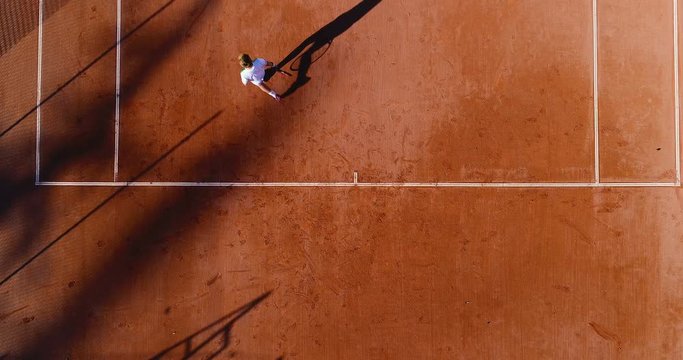 jeunes joueurs qui jouent au tennis sur terre battue 