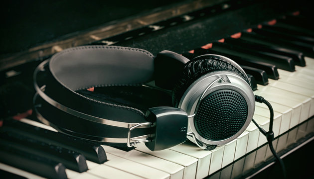 Piano keyboard and headphones with vintage effect