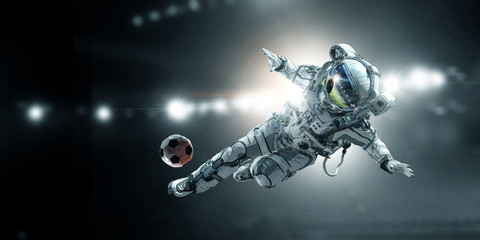 Obraz na płótnie Canvas Astronaut player soccer game