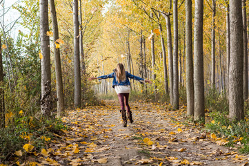 Obraz premium happy jump in the forest