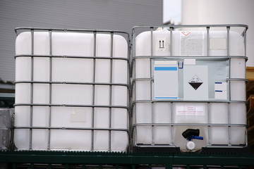 Chemiebehälter / Große säurefeste Kunststoffbehälter zum Transport von ätzenden und...