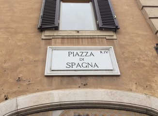 Fototapeta premium Piazza di Spagna street name sign in Rome, Italy. The Spanish Steps lead down to the Piazza di Spagna
