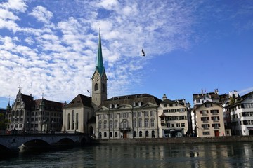 Fototapeta na wymiar Limmat fluss in Zürich in der Schweiz mit Fraumünster Kirche 