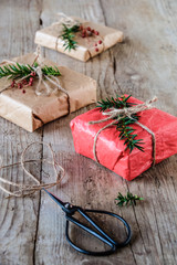 Nat&uuml;rlich verpackte Weihnachtsgeschenke auf einem alten Holztisch