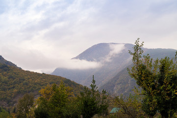 Fototapeta na wymiar Горы Абхазии, низкие облака.