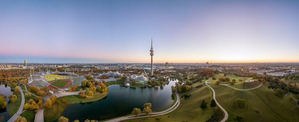 Der Olympiapark in München im Herbst aus der Luft als Aerial