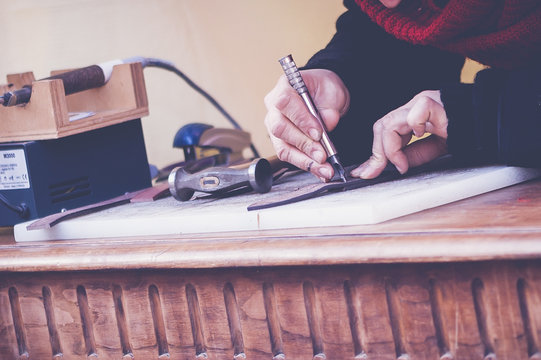 Artisan cordonnier en train de d&eacute;couper du cuir