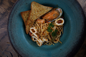 Spaghetti seafood with bread