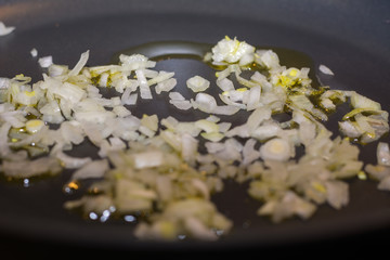 Zwiebel im öl in der Pfanne dünsten