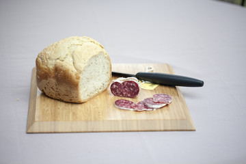 Boule de pain et tranche de saucisson