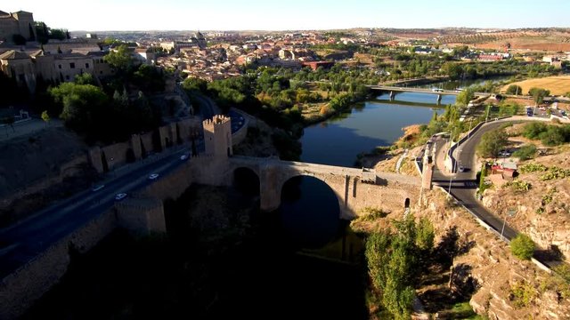Toledo desde el aire. Toledo es una joya que tiene España. Abrazada por el río Tajo, ofrece entre sus murallas una espectacular muestra de la historia del arte español