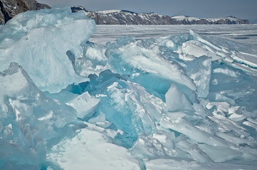 Fototapeta na wymiar лед, вода, синий лед, голубой лед, зима, Байкал, горы