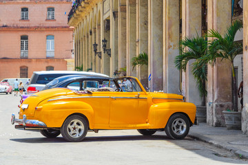 Fototapeta na wymiar Классические автомобили. Гавана, Куба - Старый Гавана центр города. Архитектурв.