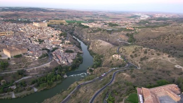Toledo desde el aire.Toledo es un municipio y ciudad de España, capital de la provincia homónima, de la comunidad autónoma de Castilla-La Mancha y antigua sede de la Corte de Castilla