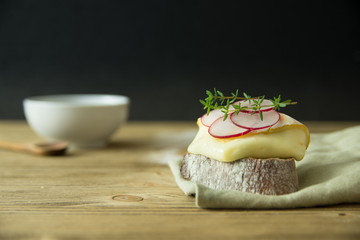 Käse und Brot auf eine Holztisch zum Jausen