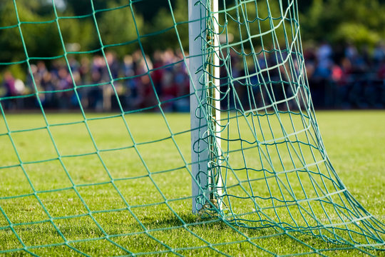 Fu&szlig;ballplatz mit Zuschauer
