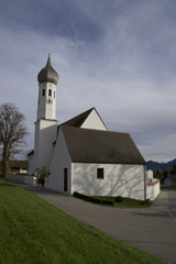 Dorfkirche in Dettendorf, Oberbayern, Deutschland.