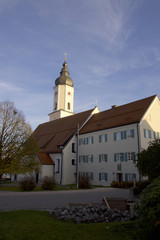 Pfarrkirche Mariä Himmelfahrt in Prutting, Oberbayern, Deutschland.