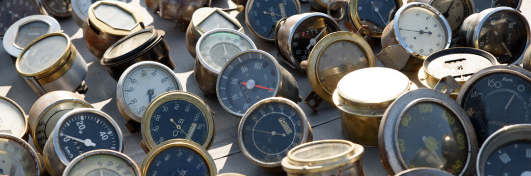 Alte Tachometer auf einem Tisch