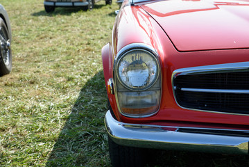 Schönes altes Auto mit viel Chrom