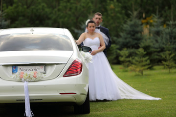 Samochód dla szczęśliwej młodej pary, ślub, wesele. - obrazy, fototapety, plakaty