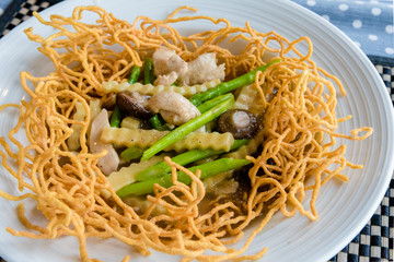 Crispy noodles in thick gravy