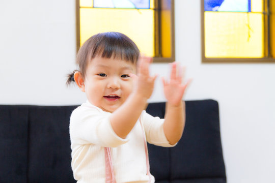 リトミックを楽しんでいる１歳の女の子