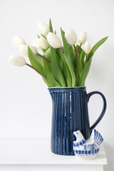 Weiße Tulpen in der blauen Vase