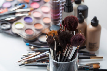 Pinceaux de maquillage professionnels dans ambiance maquilleuse
