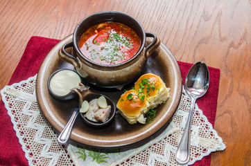 Borsch with pampushkas and garlic
