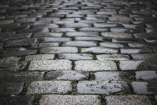 Fototapeta Pattern of a black and white cobblestones on a road