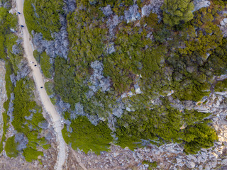 Vista aerea del percorso panoramico che porta al punto di avvistamento del promontorio per ammirare le isole sanguinarie. Sentiero da trekking. Corsica, Francia