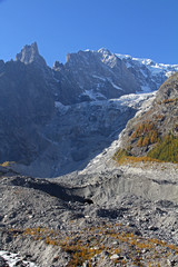 il ghiacciaio della Brenva sovrastato dall'Aiguille Blanche de Peuterrey e dall'Aiguille Noire de Peuterey