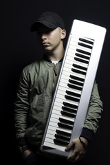 Stolzer Beatproduzent hält Keyboard in der hand