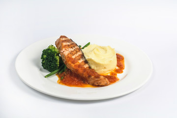 Grilled salmon with vegetables and potatoes