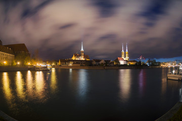 Naklejka premium Tumsky Island at night