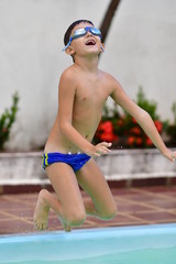 Menino na Piscina