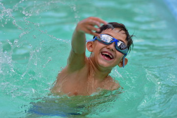 Naklejka premium Menino na Piscina