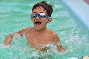 Menino na Piscina