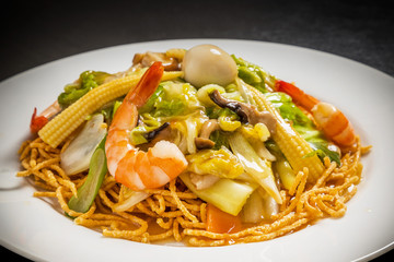 五目かた焼きそば　Chow mein noodles with starchy sauce