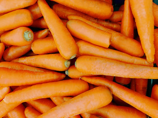 The pick-up of orange carrot supermarket