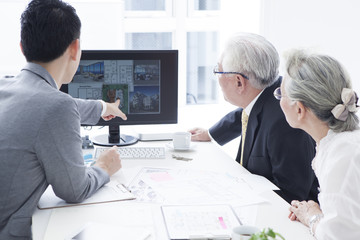 A sales person who explains the floor plan of the house