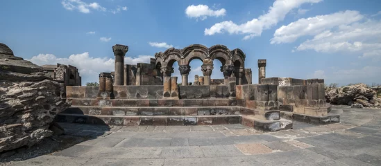 Foto op Plexiglas Rudnes De gerestaureerde ruïnes van de tempel van Zvarnots (de tempel van waakzame engelen).